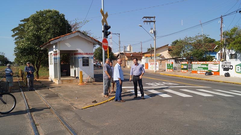Motoristas devem obedecer sinalização ao cruzar a linha férrea