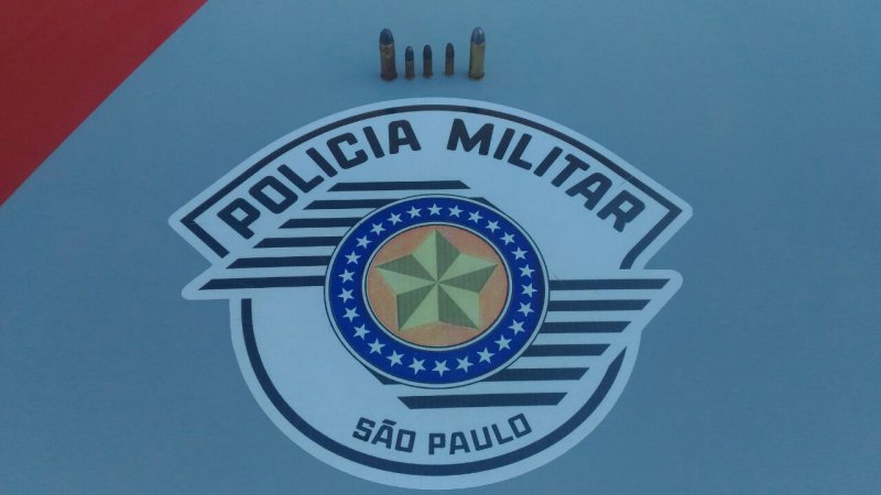 PM prende acusado de portar munições em seu carro