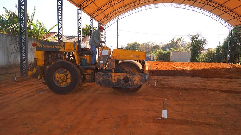 Bairro Santa Terezinha: Obras da quadra poliesportiva são retomadas