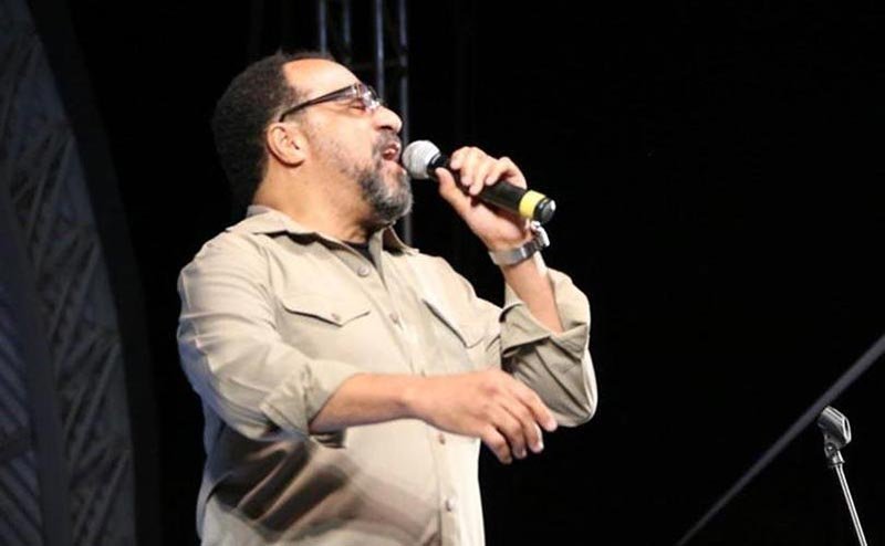 Show do cantor Chico Mendes anima a noite na Praça Carlos Sampaio