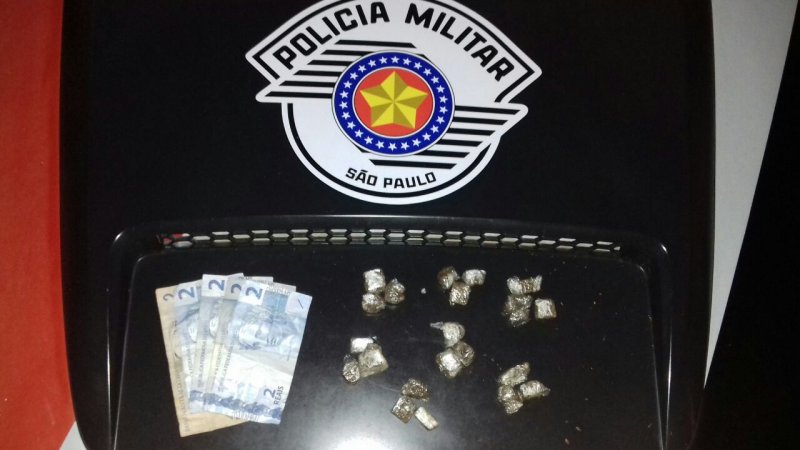 Rapaz é preso por tráfico em praça na Vila Planalto