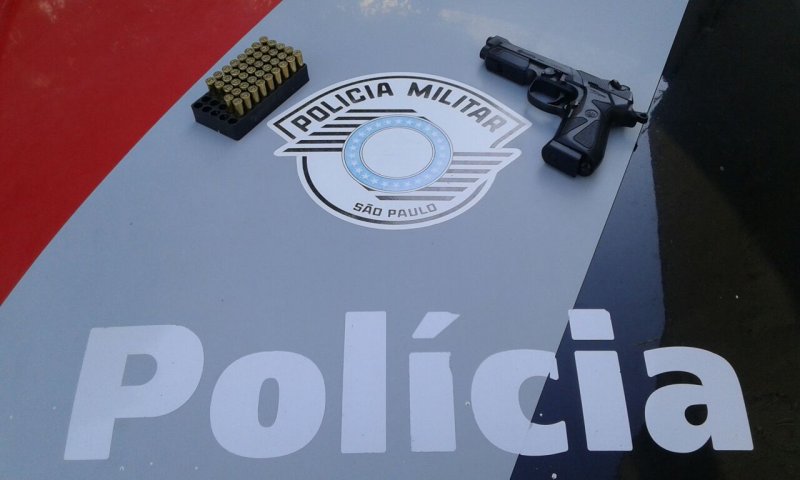 Comerciante é preso com munições e réplica de arma