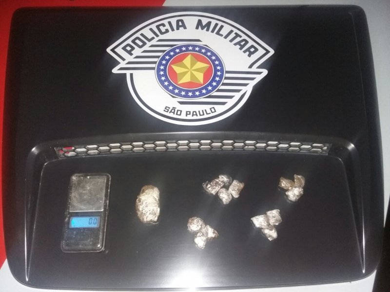 Servente é flagrado com maconha e preso por tráfico