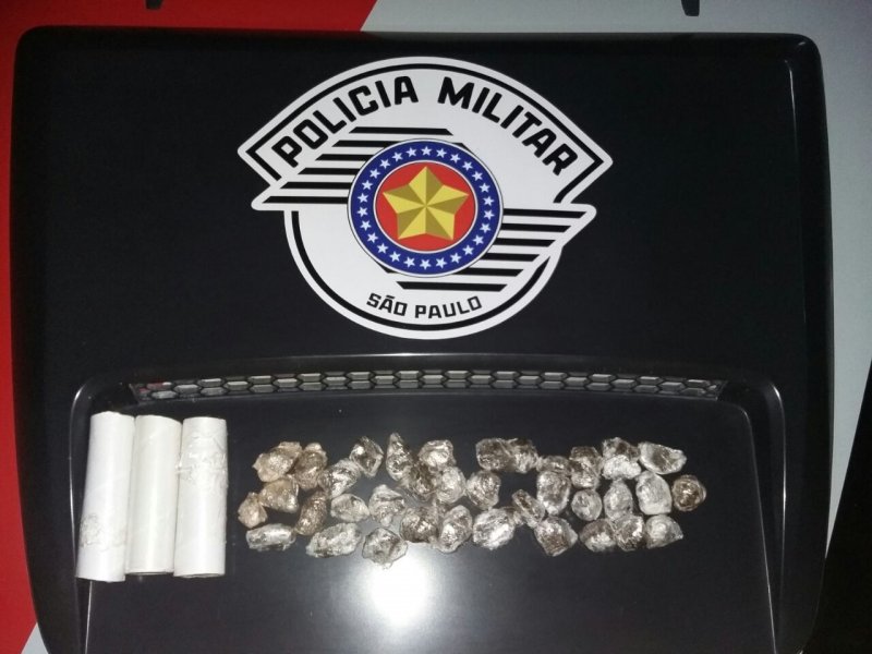 Polícia flagra jovem e adolescentes no tráfico