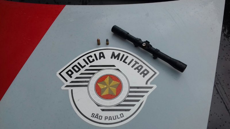 PM flagra homem com munições e luneta