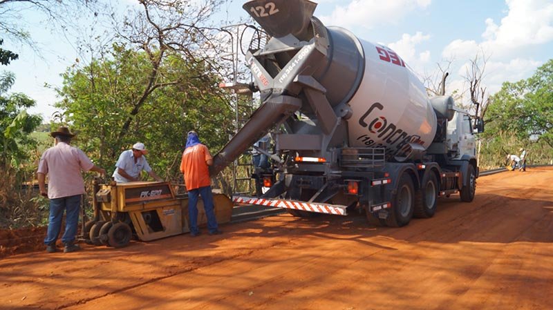 Trecho da avenida Rui Barbosa recebe guia e sarjetas