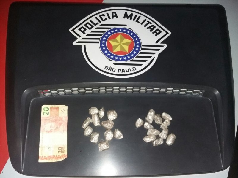 Auxiliar é preso com porções de maconha