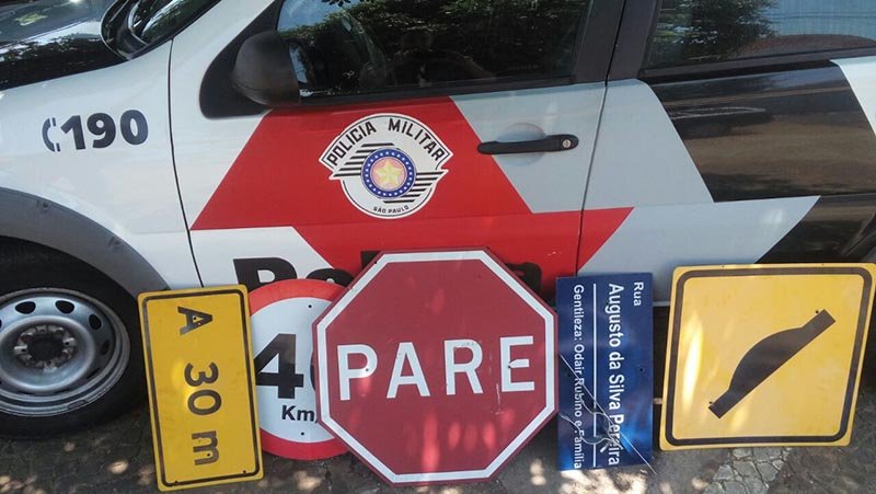 Jovem é preso acusado de  furtar placas de sinalização