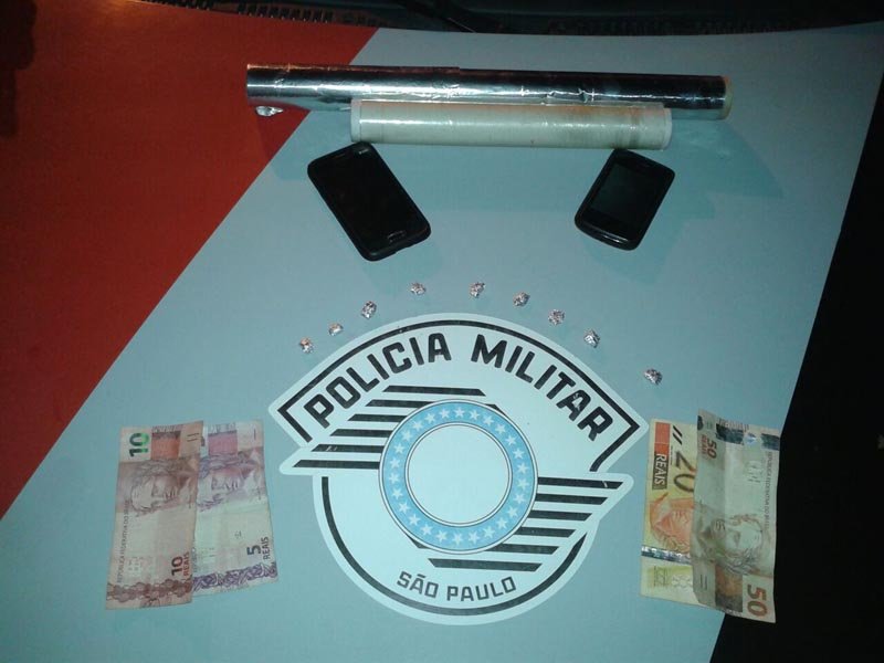 PM prende soldador com porções de crack em sua casa