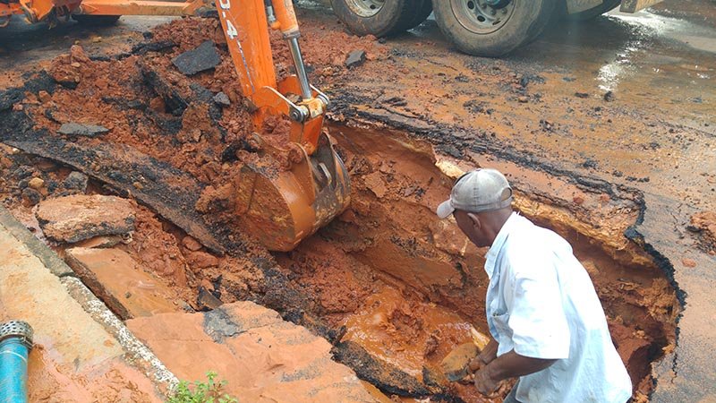 Rompimento de adutora interrompe fornecimento de água na região do Pereirinha
