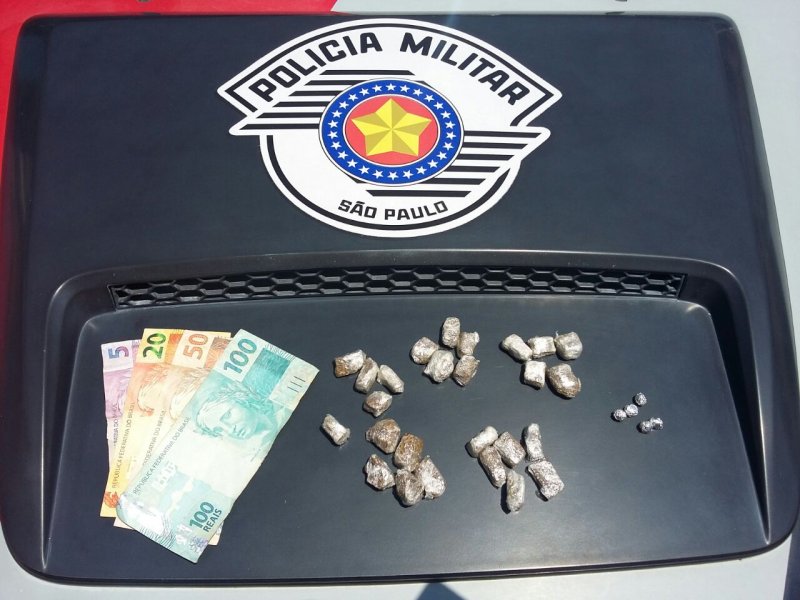 Plantão: Jovem é preso com porções de maconha e crack