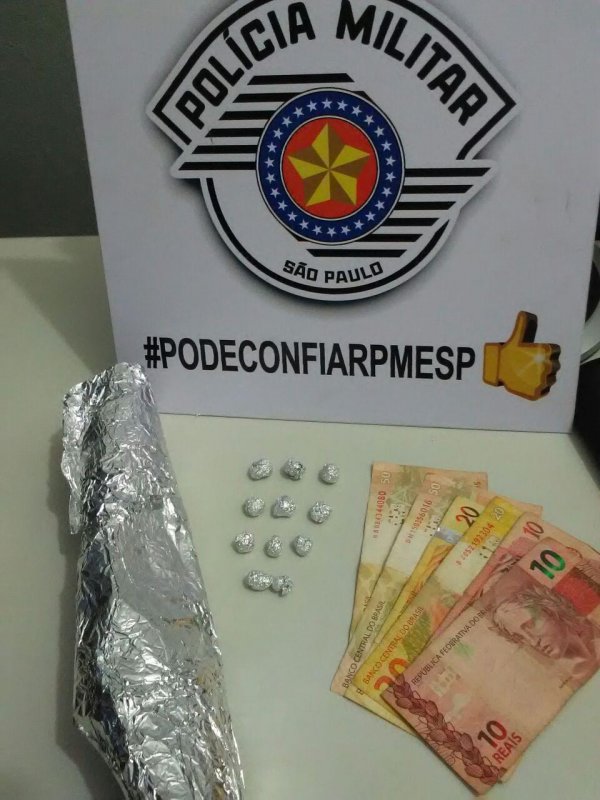 Servente é preso com pedras de crack em sua casa