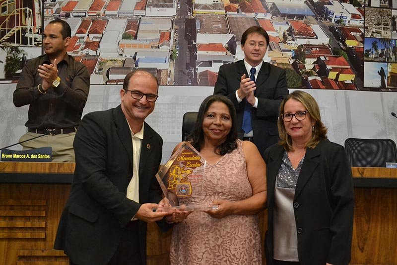 Câmara homenageia merendeira Diomar Soares