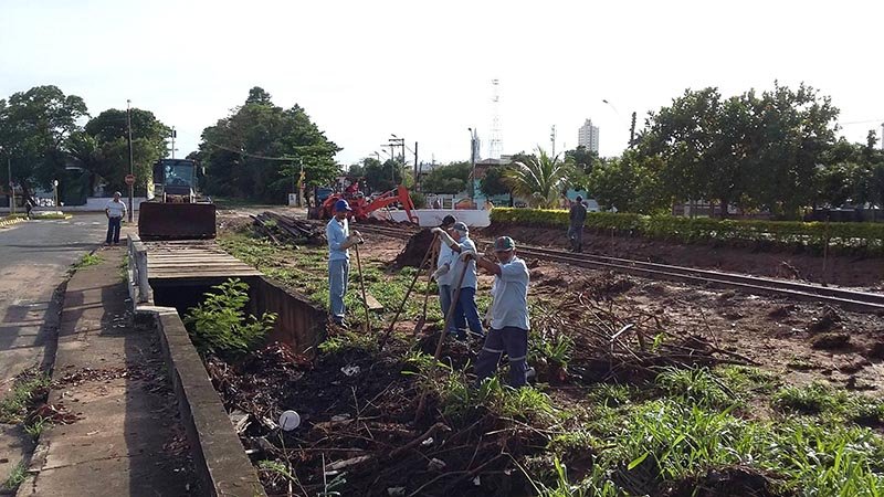 Galerias próximas à linha do trem passam por limpeza
