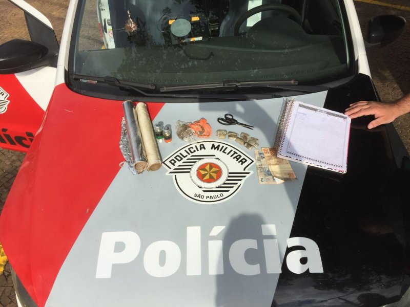 Três são detidos por vender drogas no Jardim Pevi