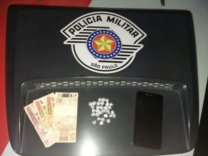 Homem é preso com 30 porções de cocaína