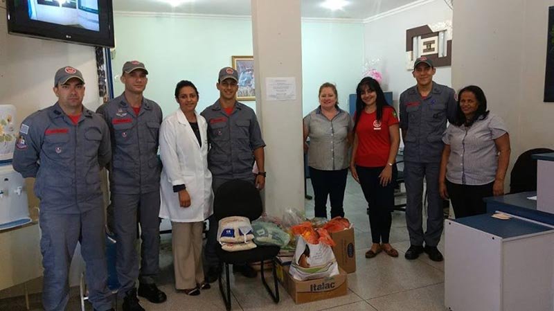 Bombeiros fazem doação à Santa Casa