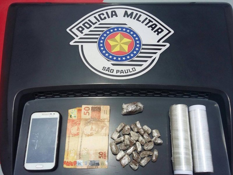 Jovem preso com porções 24  porções de maconha e dinheiro