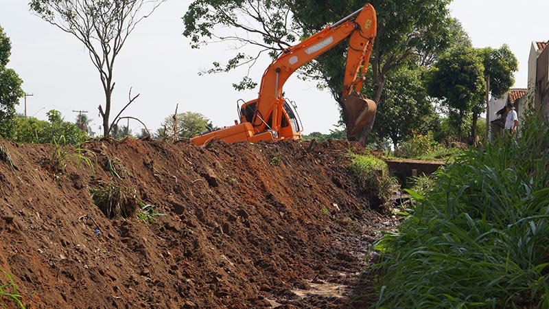 Secretaria de Obras executa limpeza e manutenção na linha férrea