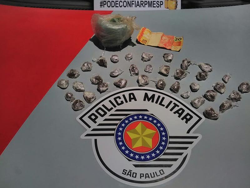 PM flagra servente enterrando drogas no Gualter Monteiro