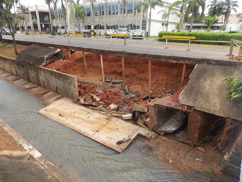 Estragos Cidade sofre prejuízos com forte chuva na madrugada