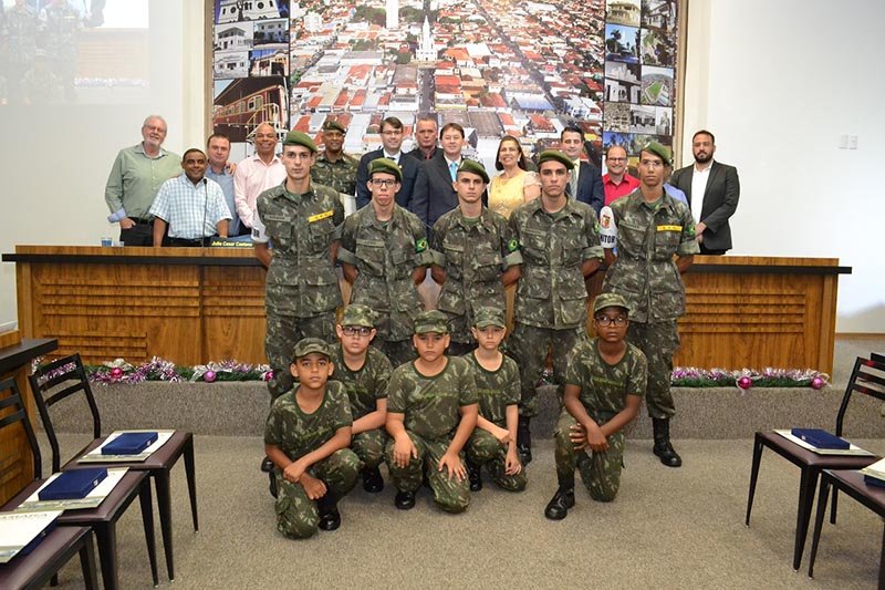 Câmara Municipal homenageia destaques do Tiro de Guerra 