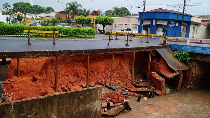 Estrago Trecho da Marginal Maria Chica é interditado