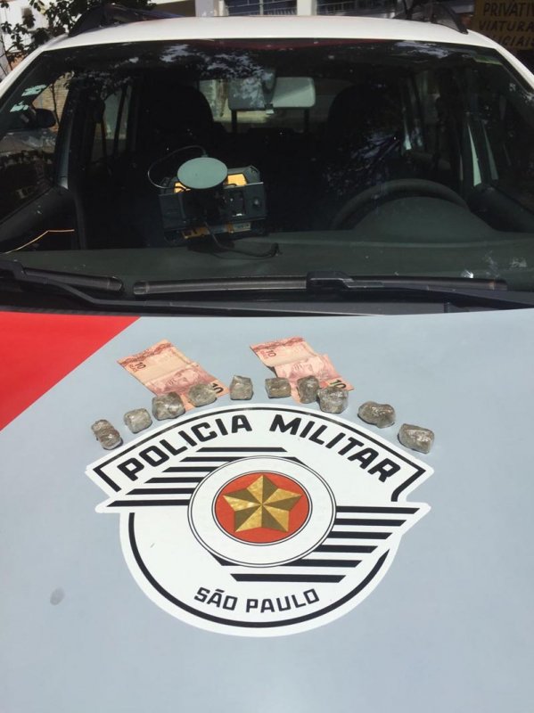 Mulher é presa e menor apreendido por tráfico 