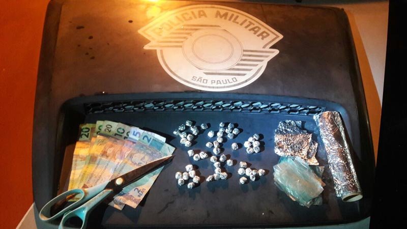 Servente é flagrado com mais de 50 porções de crack