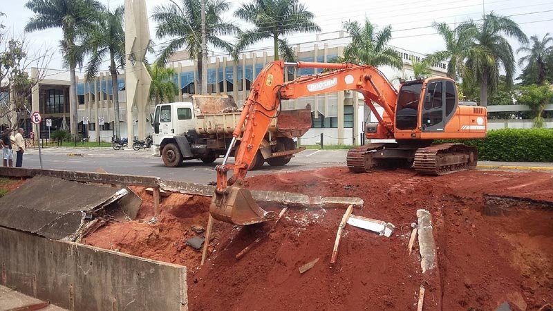  Prefeitura inicia recuperação de estragos da chuva no canal do Maria Chica