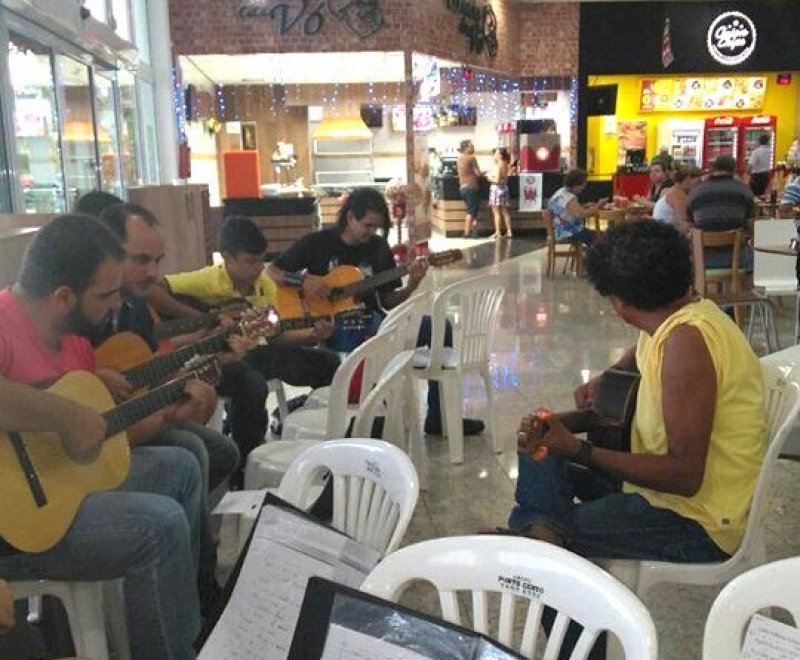 Alunos do curso de violão se apresentam hoje no Garden Shopping