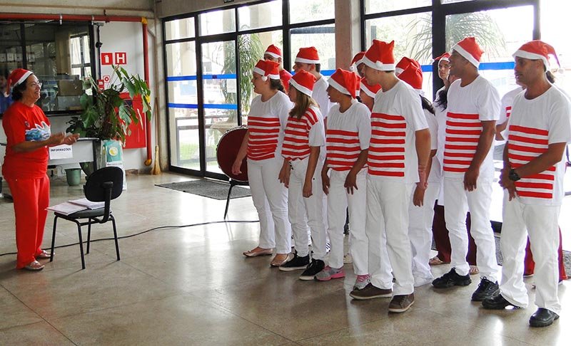 Coral de alunos da Apae se apresenta para servidores no Paço Municipal