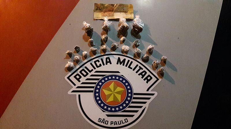Jovem é flagrado com maconha e tenta agredir policiais
