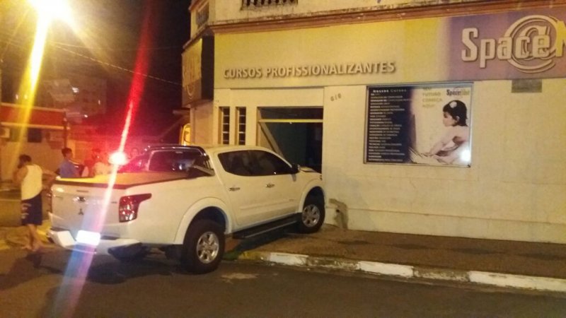 Homem alcoolizado provoca acidente no centro