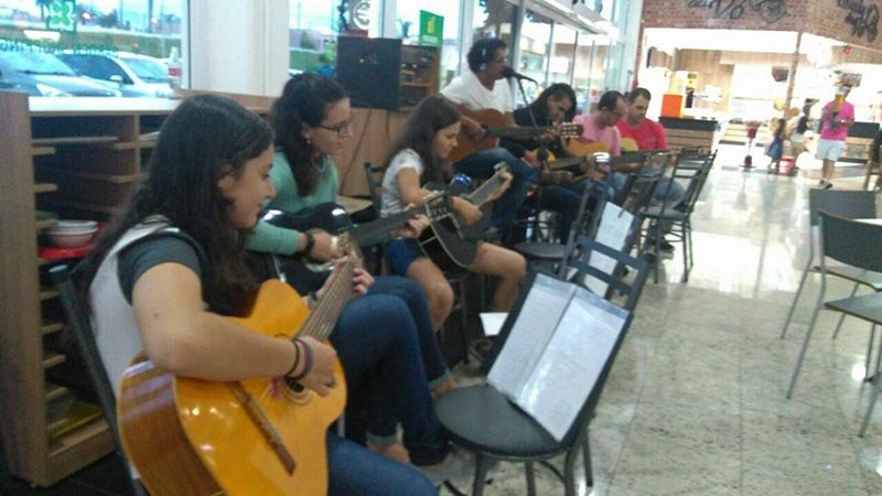Alunos do curso de violão se apresentam no Garden Shopping
