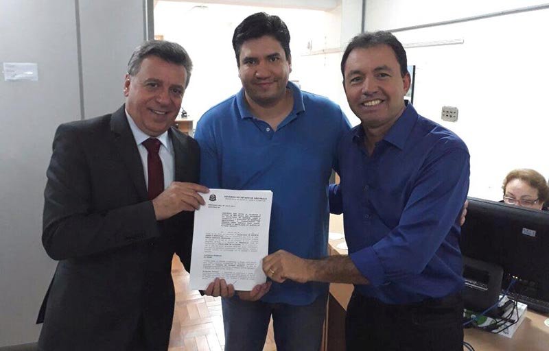 Assinado convênio para quadra de futebol society no Gualter Monteiro