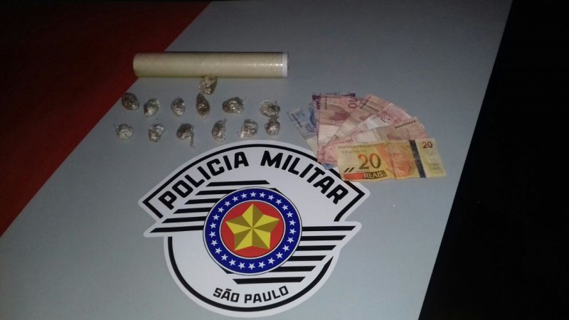 Dupla é flagrada e presa com porções de maconha