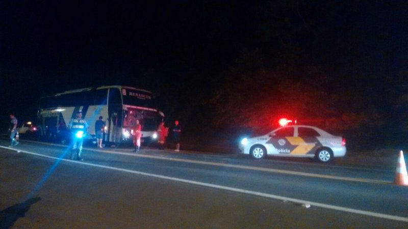 Jovem com bicicleta invade pista e é atropelado