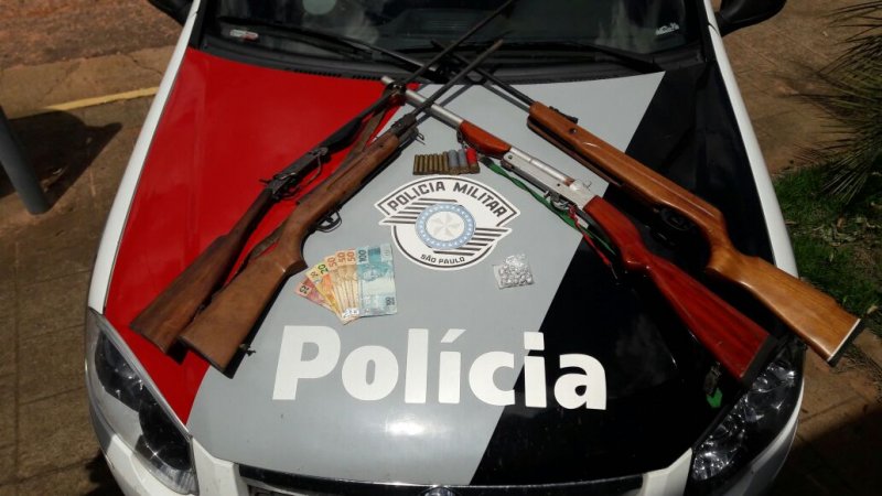 Pedreiro é preso com armas, droga e dinheiro