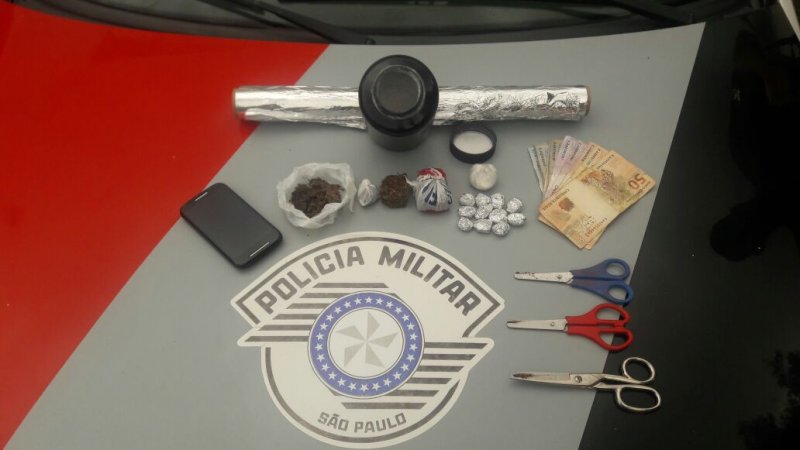 Policiais da Rocam prendem jovem com drogas no bairro Santa Leonor