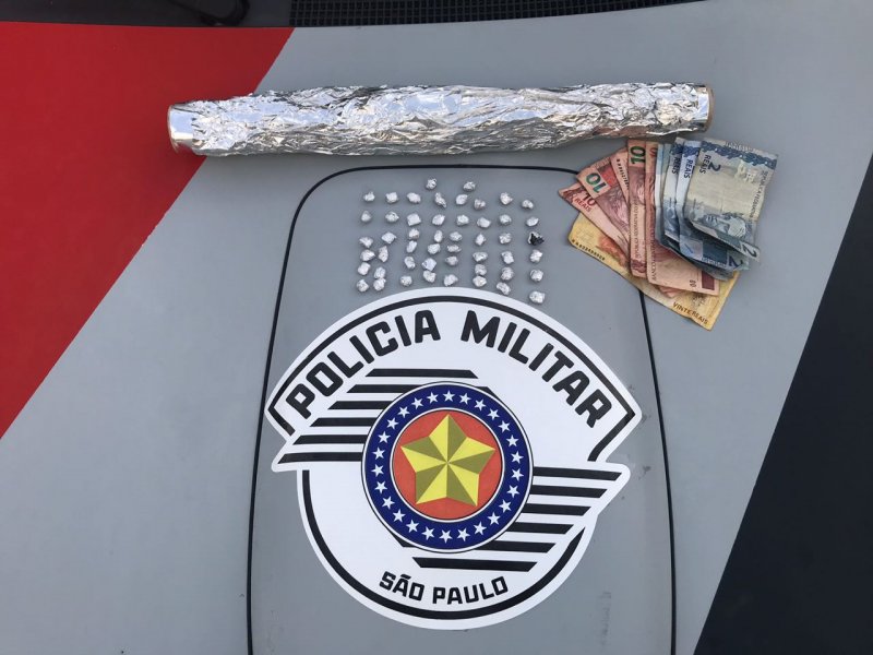 Polícia Militar encontra 50 porções de crack com acusado de tráfico