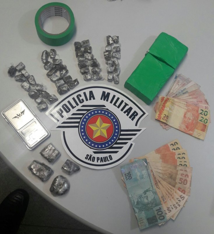 Desempregado é preso com maconha e notas falsas