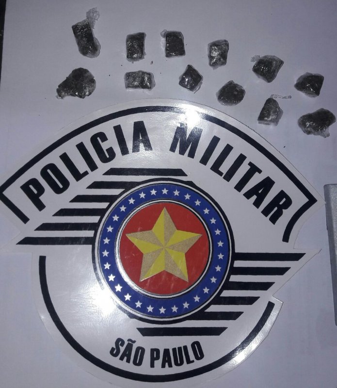 Jovem é flagrado vendendo maconha