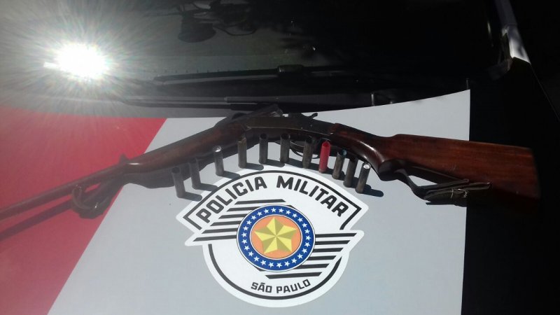 Homem é preso com espingarda e munições no bairro Araponga