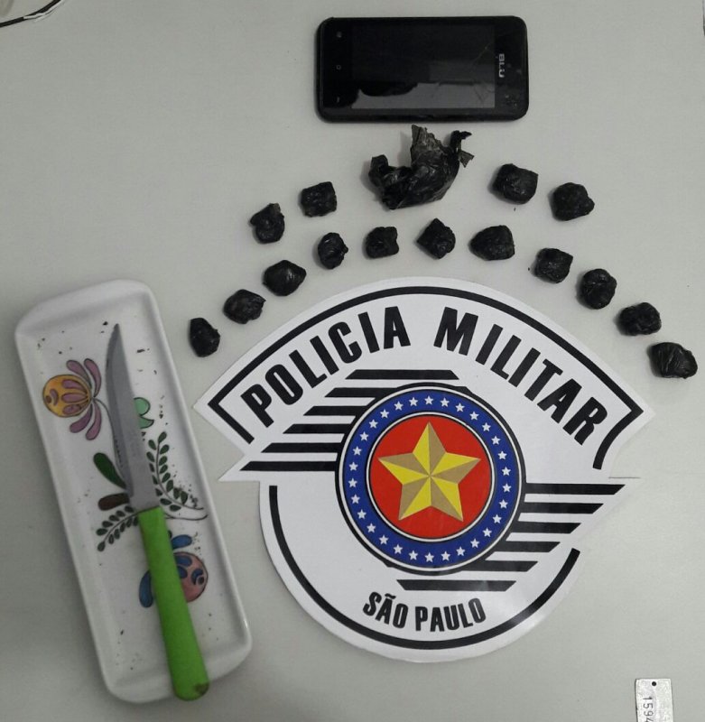 Babá é presa por policiais acusada de tráfico