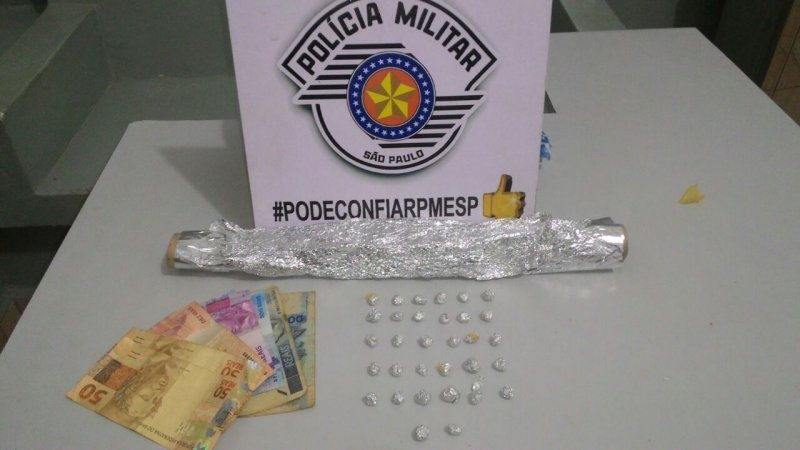 Auxiliar é preso em casa com porções de crack