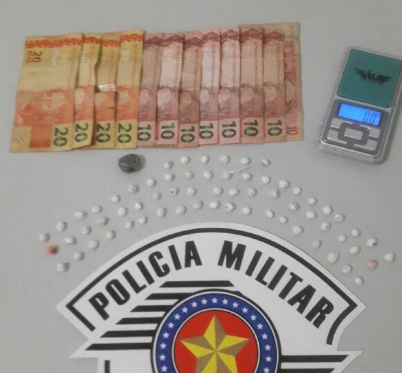 Adolescente é flagrada com porções de crack