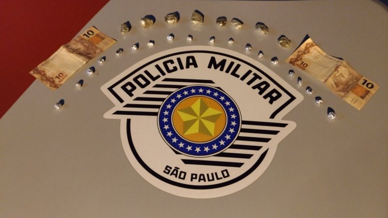 Servente e adolescente são flagrados com drogas