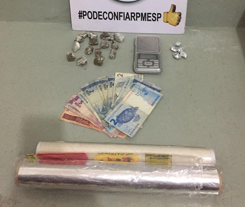 Jovem é abordado e mostra droga escondida em casa