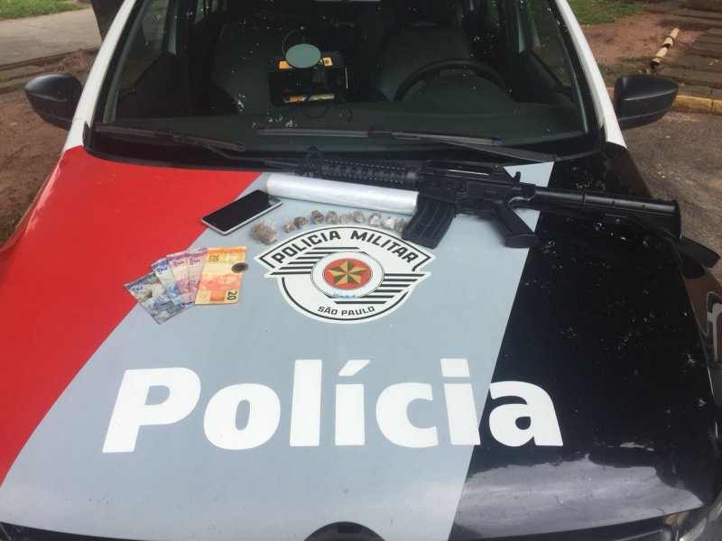 Polícia encontra drogas e réplica de fuzil na Cidade Jardim